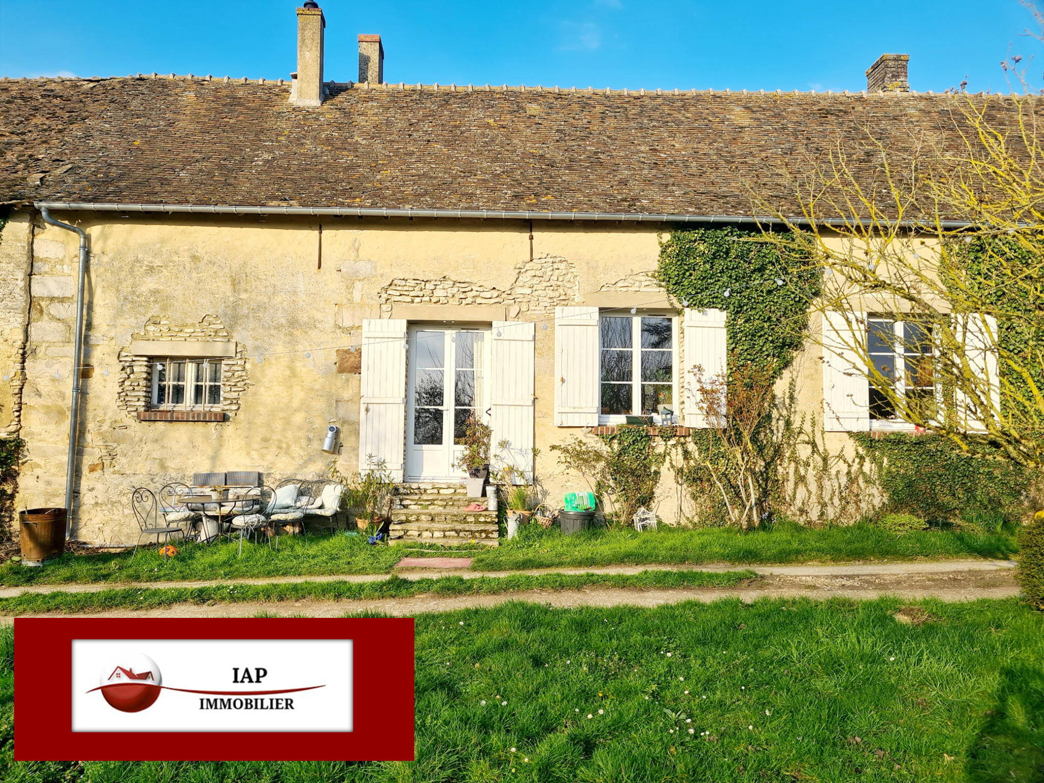 MAISON ANCIENNE AU COEUR DU VILLAGE